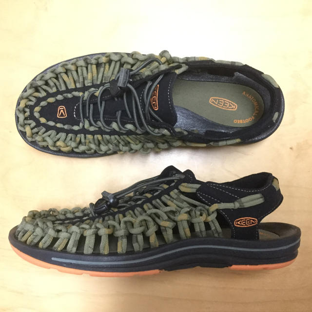 KEEN(キーン)のKeen Uneek Stripes キーン ユニーク ストライプス メンズの靴/シューズ(サンダル)の商品写真