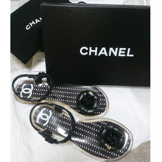 CHANEL(シャネル)の【★6月30日まで値下げ★】カメリア付きビーチサンダル レディースの靴/シューズ(ビーチサンダル)の商品写真