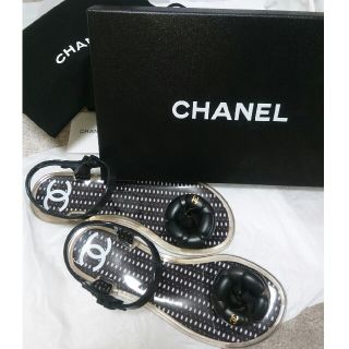 シャネル(CHANEL)の【★6月30日まで値下げ★】カメリア付きビーチサンダル(ビーチサンダル)