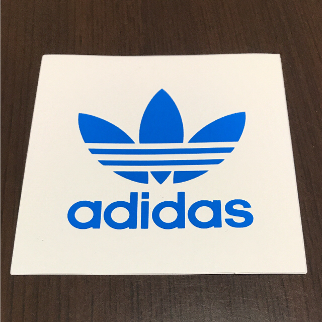 adidas(アディダス)の【縦7.5cm横7.5cm】adidas ステッカー サービス品 自動車/バイクのバイク(ステッカー)の商品写真