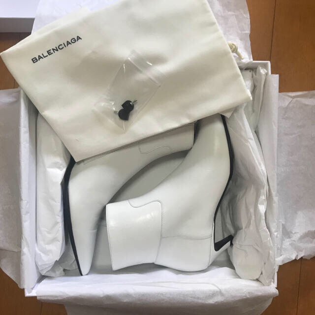 Balenciaga(バレンシアガ)の 新品 BALENCIAGA バレンシアガ レザー アンクル ブーツ ホワイト レディースの靴/シューズ(ブーツ)の商品写真