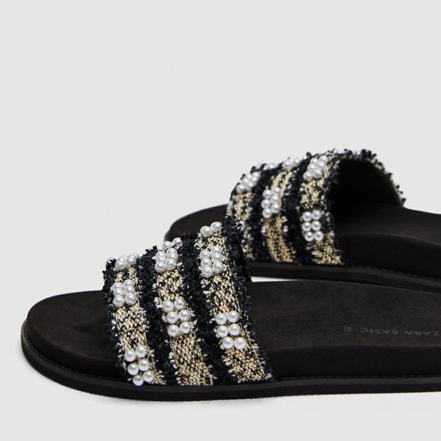 ZARA(ザラ)のザラ フェイクパール付き布地スライドサンダル レディースの靴/シューズ(サンダル)の商品写真