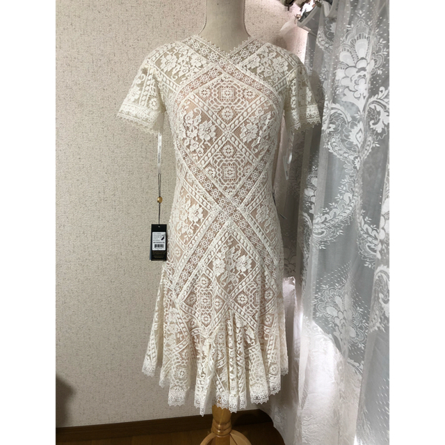 TADASHI SHOJI(タダシショウジ)の新品　Tadashi Shoji ドレス 膝丈ワンピース ホワイト　フレア レディースのワンピース(ひざ丈ワンピース)の商品写真