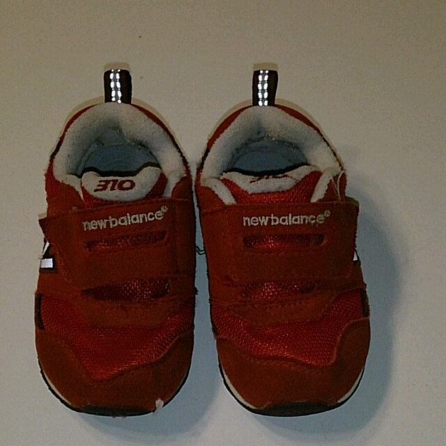 ニューバランス スニーカー 赤 13.5 キッズ/ベビー/マタニティのキッズ靴/シューズ(15cm~)(その他)の商品写真