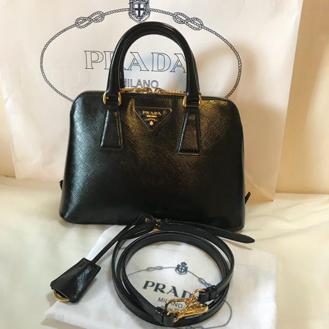 PRADA(プラダ)のプラダ  正規品  サフィアーノ ベルニーチェ BL0838  ブラック  艶 レディースのバッグ(ショルダーバッグ)の商品写真