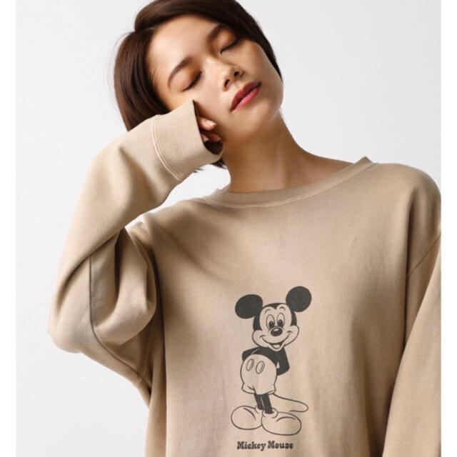 AZUL by moussy(アズールバイマウジー)のアズール ミッキー トレーナー ベージュ レディースのトップス(トレーナー/スウェット)の商品写真