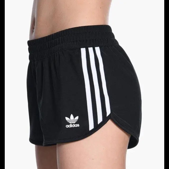 adidas(アディダス)のアディダス オリジナルス REGULAR SHORTS ショートパンツ 黒 レディースのパンツ(ショートパンツ)の商品写真