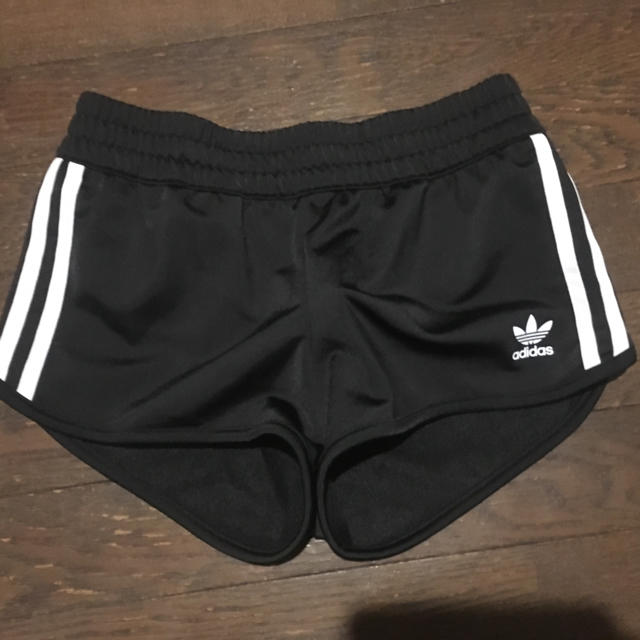 adidas(アディダス)のアディダス オリジナルス REGULAR SHORTS ショートパンツ 黒 レディースのパンツ(ショートパンツ)の商品写真