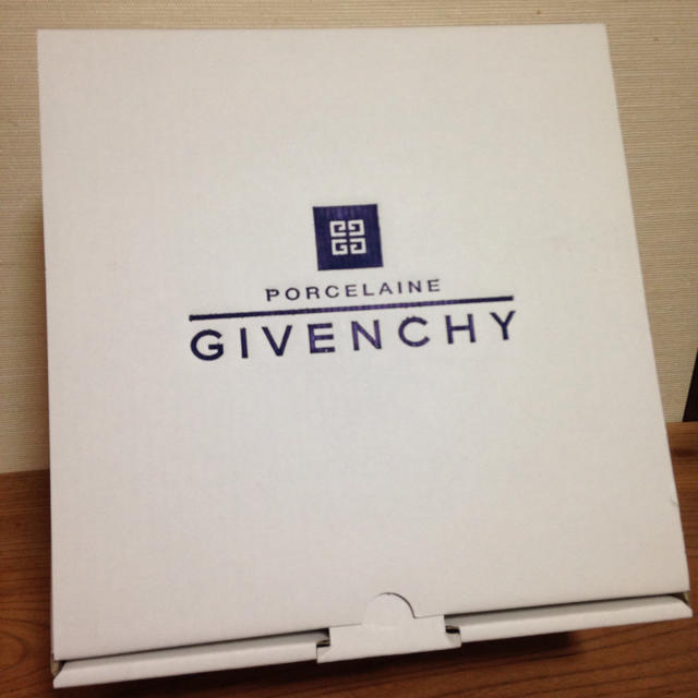 GIVENCHY(ジバンシィ)の【新品、未使用】GIVENCHY（ジバンシィ）カップソーサー2個セット インテリア/住まい/日用品のキッチン/食器(グラス/カップ)の商品写真