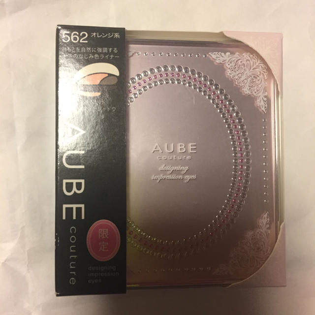 AUBE couture(オーブクチュール)のオーブクチュール デザイニングインプレッションアイズ 562 美品 コスメ/美容のベースメイク/化粧品(アイシャドウ)の商品写真