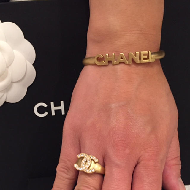 CHANEL(シャネル)の訳あり シャネル バングル レディースのアクセサリー(ブレスレット/バングル)の商品写真