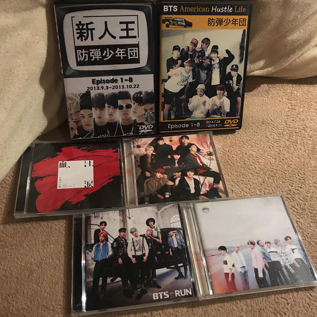 防弾少年団(BTS)(ボウダンショウネンダン)の防弾少年団 BTS DVD2本、CD4枚 セット売り‼︎ エンタメ/ホビーのCD(K-POP/アジア)の商品写真