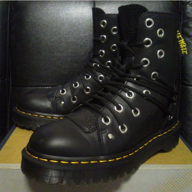 Dr.Martens(ドクターマーチン)の【激レア】Dr.Martens DARIA UK5 黒 厚底 32ホール レディースの靴/シューズ(ブーツ)の商品写真