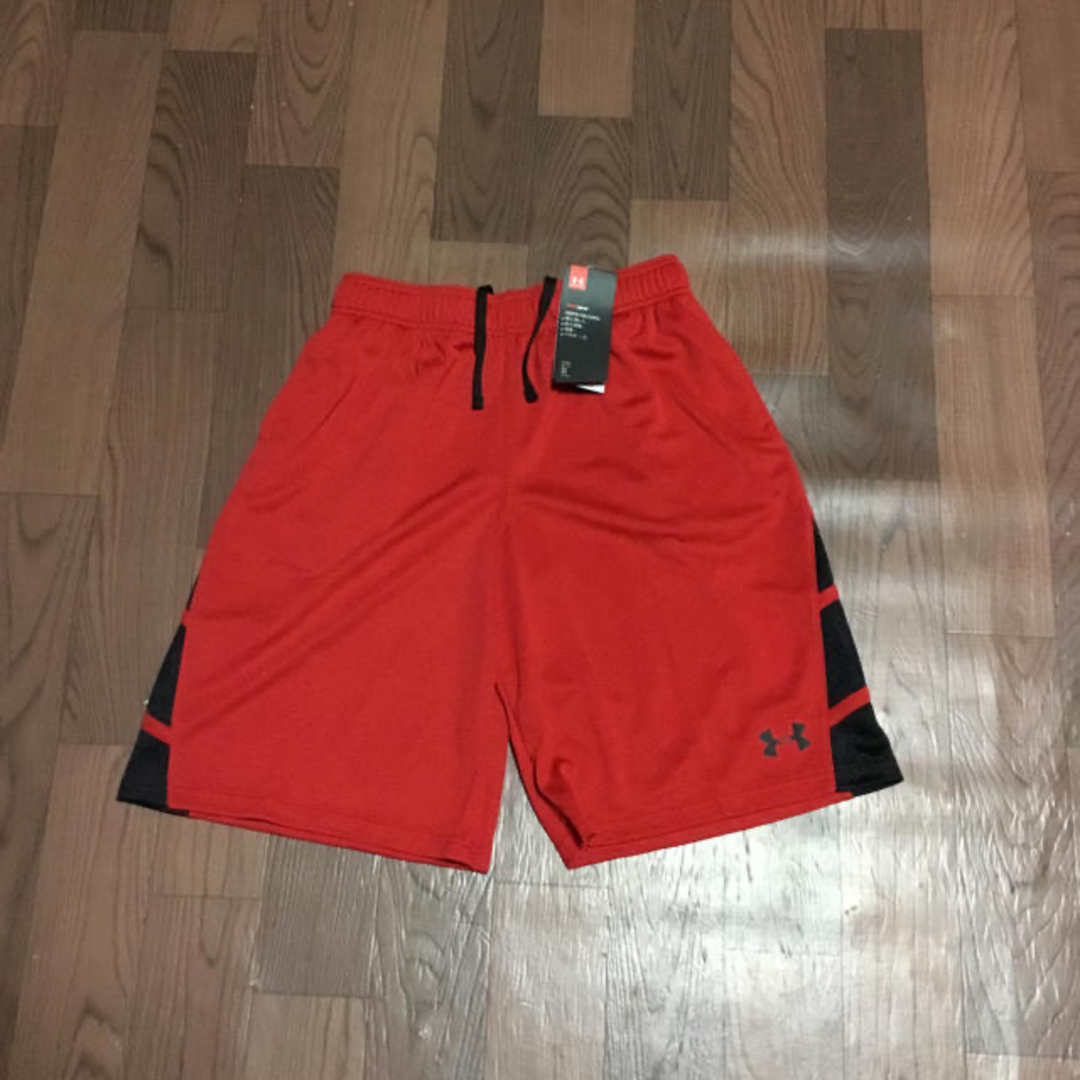 UNDER ARMOUR(アンダーアーマー)のアンダーアーマー YXL ショートパンツ レッド ジュニア 半ズボン 短パン キッズ/ベビー/マタニティのキッズ服男の子用(90cm~)(パンツ/スパッツ)の商品写真