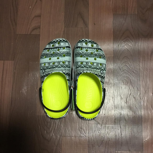 crocs(クロックス)のクロックス 26cm ブラック イエロー ホワイト グラフィック ビーチサンダル レディースの靴/シューズ(サンダル)の商品写真