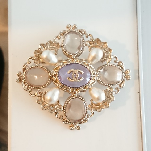 CHANEL(シャネル)の未使用 シャネル ブローチ レディースのアクセサリー(ブローチ/コサージュ)の商品写真