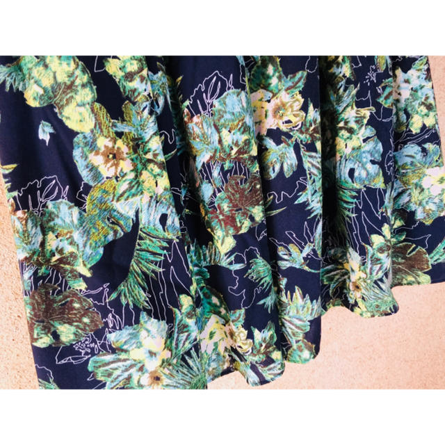 AZUL by moussy(アズールバイマウジー)のアズールバウマウジーの トロピカル柄スカート レディースのスカート(ロングスカート)の商品写真