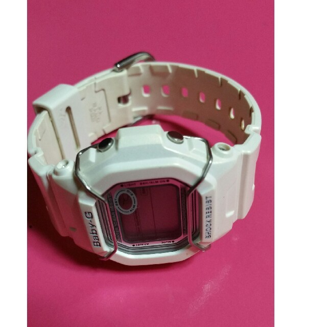 Baby-G(ベビージー)のG-shockホワイトBabyGデジタル時計。 レディースのファッション小物(腕時計)の商品写真