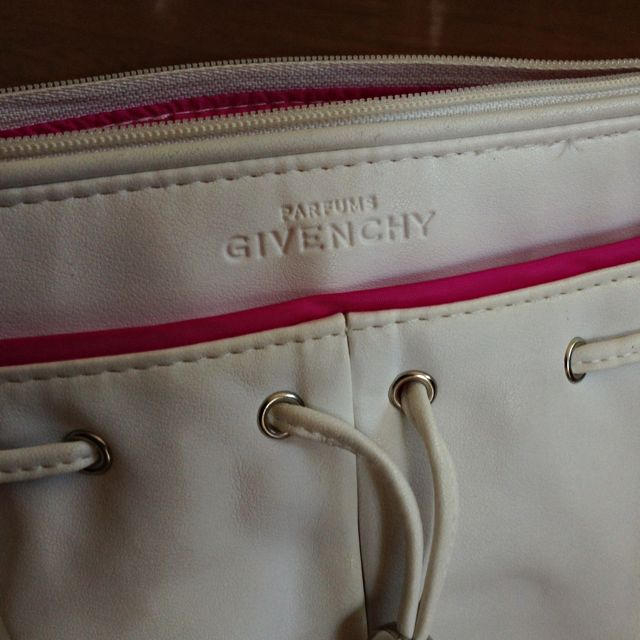 GIVENCHY(ジバンシィ)のGIVENCHY ☆ 化粧ポーチ レディースのファッション小物(ポーチ)の商品写真