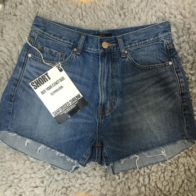 AZUL by moussy(アズールバイマウジー)の新品AZUL＊カットオフショートデニムパンツ レディースのパンツ(ショートパンツ)の商品写真