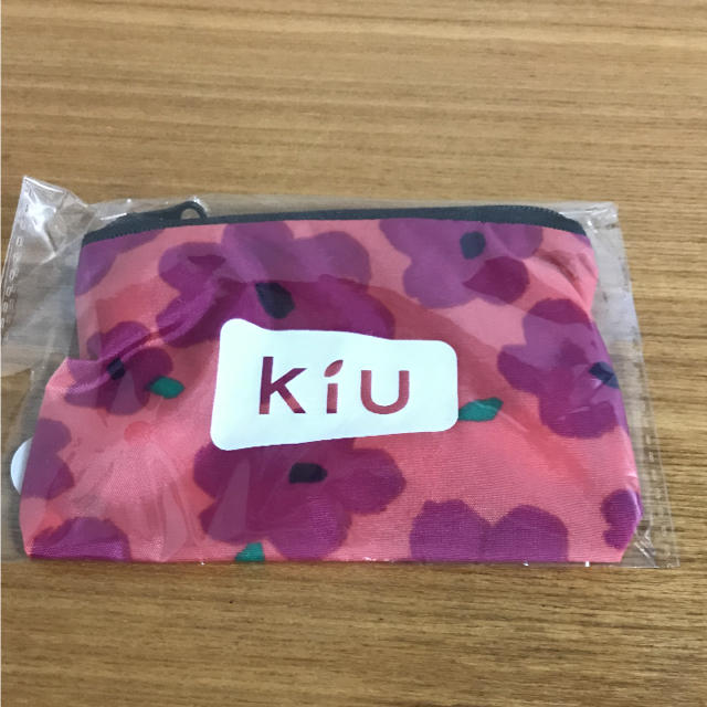 KiU(キウ)のKIU  ポーチ  ノベルティー  未開封 レディースのファッション小物(ポーチ)の商品写真