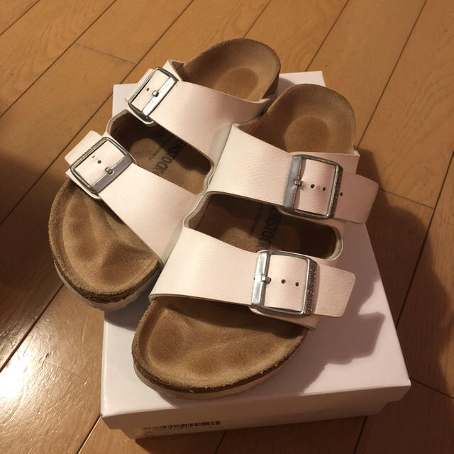 BIRKENSTOCK(ビルケンシュトック)のBIRKENSTOCK/ホワイト レディースの靴/シューズ(サンダル)の商品写真