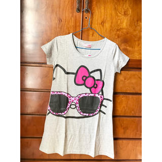サンリオ(サンリオ)の【新品】Hello Kitty Tシャツ (グレー)(Tシャツ(半袖/袖なし))