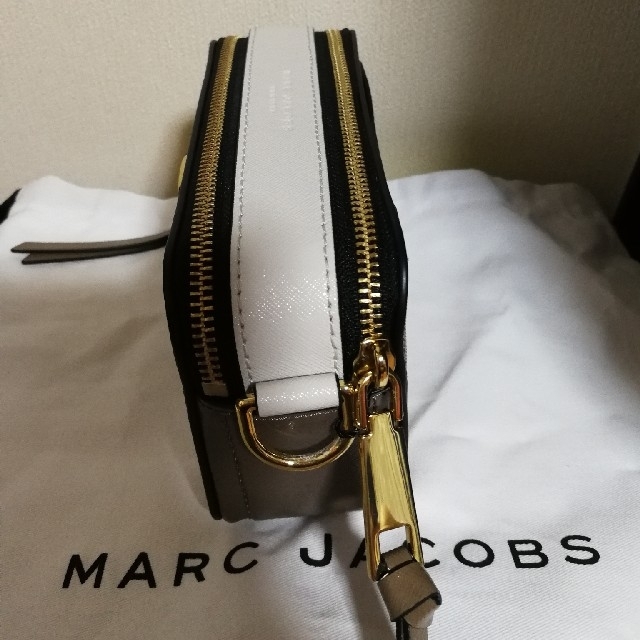 MARC JACOBS(マークジェイコブス)の新品新作　マークジェイコブス　スナップショット本体のみ　フレンチグレーバッグ　
 レディースのバッグ(ショルダーバッグ)の商品写真