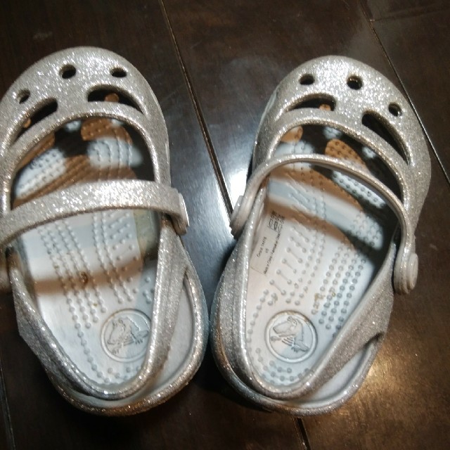 crocs(クロックス)のベビー女の子サンダルcrocs13size キッズ/ベビー/マタニティのベビー靴/シューズ(~14cm)(サンダル)の商品写真