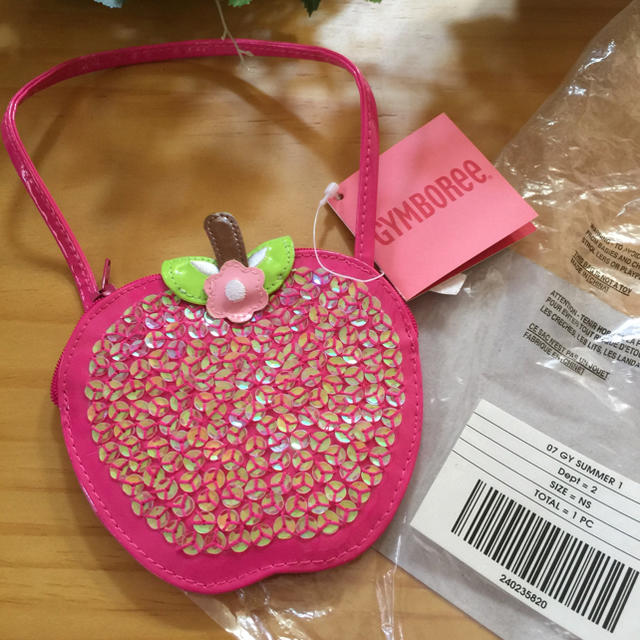 GYMBOREE(ジンボリー)の新品✨GYMBOREEジンボリー♡スパンコールりんごバッグ♡ポーチ♡ピンク✨ レディースのファッション小物(ポーチ)の商品写真