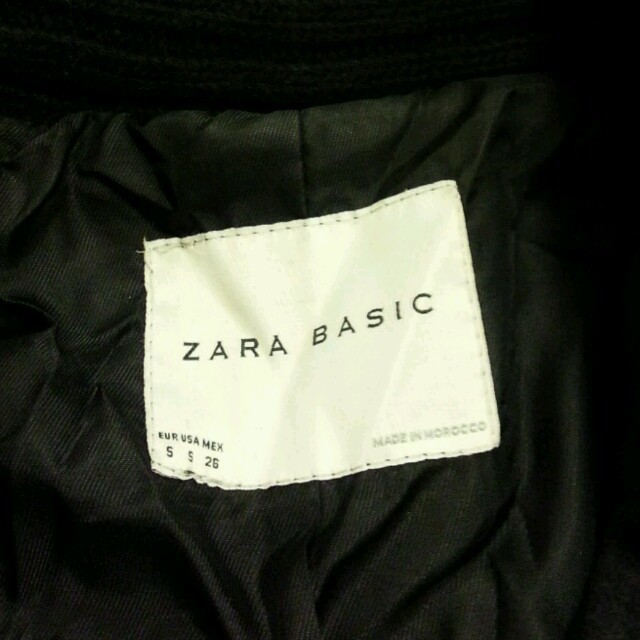 ZARA(ザラ)のZARA BASIC 黒ショートコート レディースのジャケット/アウター(ピーコート)の商品写真