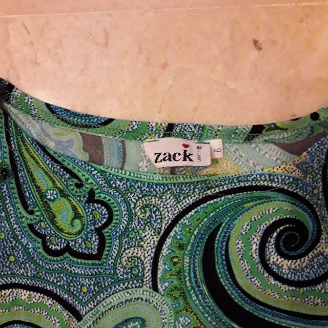 ZARA(ザラ)のZACK　ロンドンブランド　グリーンが鮮やかなワンピース レディースのワンピース(ひざ丈ワンピース)の商品写真