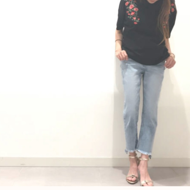 GU(ジーユー)のGU 花柄刺繍 Tシャツ エンブロイダリー フラワー 黒 レディースのトップス(Tシャツ(半袖/袖なし))の商品写真