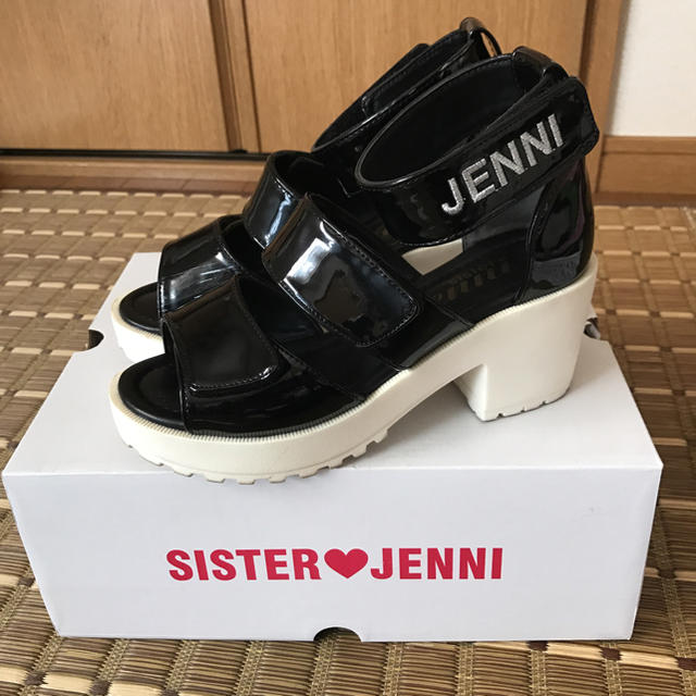 JENNI(ジェニィ)のSISTER❤︎JENNI  黒 エナメル パテント サンダル  キッズ/ベビー/マタニティのキッズ靴/シューズ(15cm~)(サンダル)の商品写真