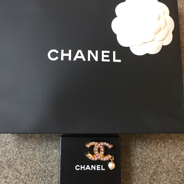 CHANEL(シャネル)の未使用✨シャネルブローチ✨ レディースのアクセサリー(ブローチ/コサージュ)の商品写真