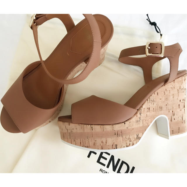 FENDI(フェンディ)の♡新品未使用♡FENDI♡ブラウンコルクサンダル♡ レディースの靴/シューズ(サンダル)の商品写真