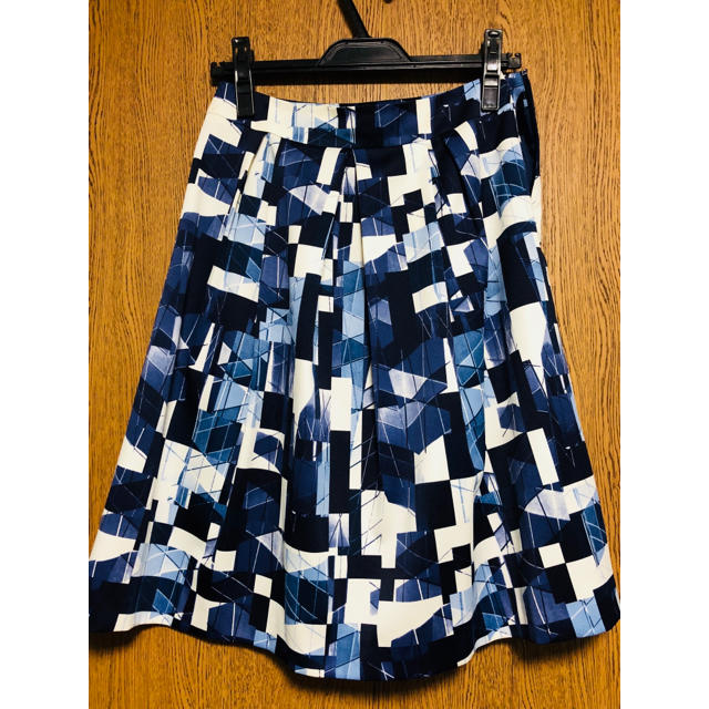ReFLEcT(リフレクト)のWORLDブランドReflect の膝丈スカート レディースのスカート(ひざ丈スカート)の商品写真