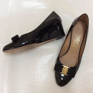 サルヴァトーレフェラガモ(Salvatore Ferragamo)の※専用※【美品】フェラガモ エナメル  ウエッジソールパンプス  25 黒(ハイヒール/パンプス)