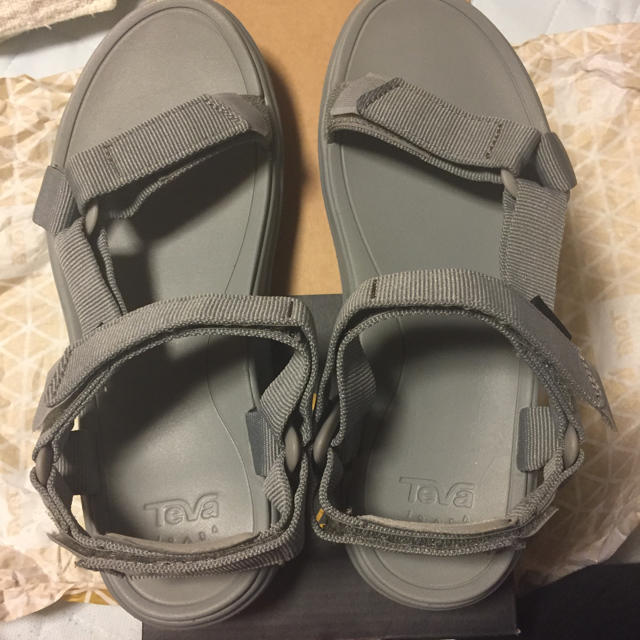 Teva(テバ)のテバ  tevaテラフラートユニバーサルライト サイズ6 23センチ レディースの靴/シューズ(サンダル)の商品写真