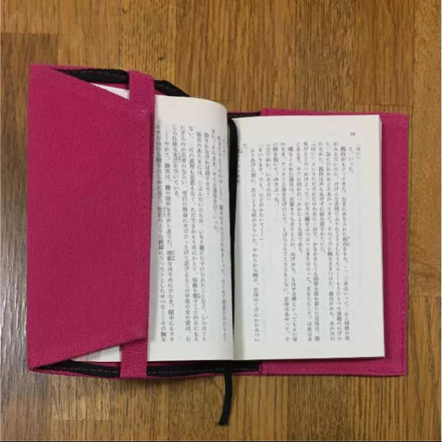 ブックカバーピンク ハンドメイドの文具/ステーショナリー(ブックカバー)の商品写真
