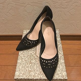 リエンダ(rienda)の【美品】rienda カットヒールデザインパンプス 黒 24.5 Lサイズ(ハイヒール/パンプス)