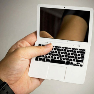 【新品】Macbook Airミラー（ホワイト）【ノートPC型ミニ手鏡】(ミラー)
