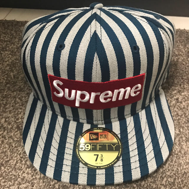 Supreme(シュプリーム)の【新品】シュプリームStriped Box Logo New Era 7 3/8 メンズの帽子(キャップ)の商品写真