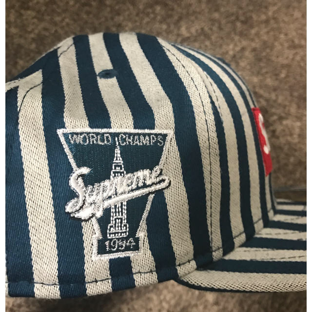 Supreme(シュプリーム)の【新品】シュプリームStriped Box Logo New Era 7 3/8 メンズの帽子(キャップ)の商品写真