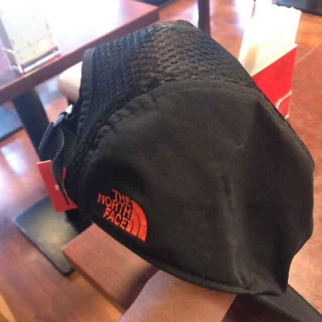 THE NORTH FACE(ザノースフェイス)のノースフェイス×ビームス 黒メッシュキャップ メンズの帽子(キャップ)の商品写真