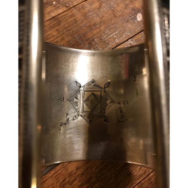 サハラ砂漠 トゥアレグ族 オールド 手彫り バングルの通販 by Paris サハラ砂漠 トゥアレグ族 オールド 手彫り バングルの通販 by Paris