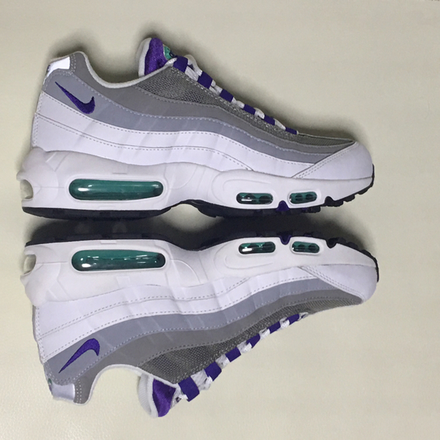 NIKE(ナイキ)のNIKE AIR MAX 95 WMS GRAPE 26.5cm atmos メンズの靴/シューズ(スニーカー)の商品写真