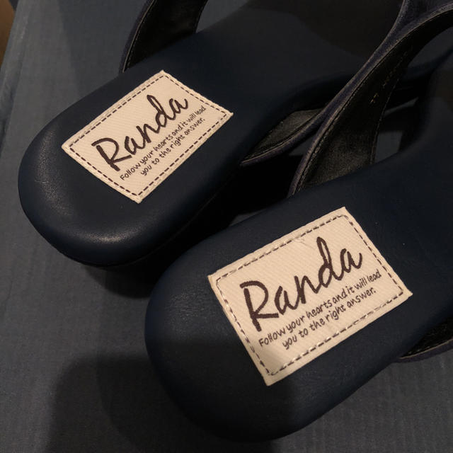 バービー様 RANDA ネイビー ベロアサンダル  ゴールドロゴ 24.5 LL レディースの靴/シューズ(サンダル)の商品写真