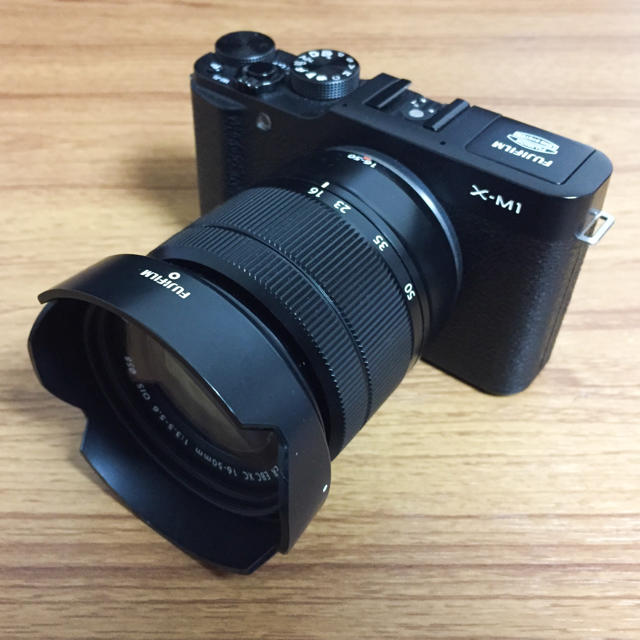 富士フイルム(フジフイルム)のFUJIFILM X-M1 ブラック レンズキット スマホ/家電/カメラのカメラ(ミラーレス一眼)の商品写真