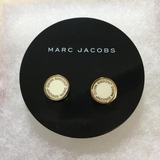 マークジェイコブス(MARC JACOBS)の【NEW】MARC JACOBS ピアス ゴールド×クリーム(ピアス)